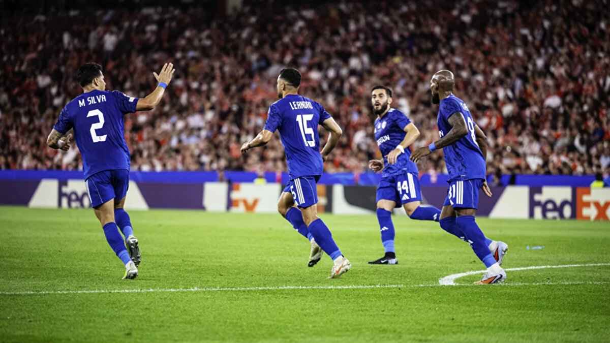 KARABAĞ TARİH YAZDI<br><br>Azerbaycan temsilcisi Karabağ, Portekiz ekibi Benfica'yı deplasmanda 3-2 yenerek, tarihinde ilk kez Şampiyonlar Ligi'nde galibiyet almış oldu.<br><br>Luz Stadı'ndaki karşılaşmada, Benfica 6. dakikada Barrenechea ve 16. dakikada Pavlidis ile 2-0 öne geçti.<br><br>Azerbaycan temsilcisi, 30. dakikada Leandro Andrade, 48. dakikada Camilo Duran ve 86. dakikada Olexiy Kashchuk'in attığı gollerle 2-0'dan maçı çevirdi ve karşılaşmadan 3-2 galip ayrıldı.