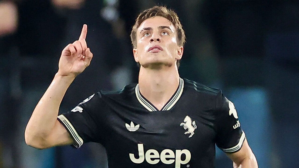 İTALYA'DA GOL YAĞMURU<br><br>Juventus'un Allianz Stadı'nda oynanan Juventus - Borussia Dortmund karşılaşmasında ilk yarı golsüz tamamlandı. Borussia Dortmund, 52. dakikada Karim Adeyemi ile öne geçerken Juventus, 63. dakikada Kenan Yıldız ile beraberliği sağladı. Borussia Dortmund, 65. dakikada Felix Nmecha ile skoru 2-1'e getirdi ama Juventus, 67. dakikadaKenan Yıldız'ın asistiyle Dusan Vlahovic topu ağlarla buluşturdu ve İtlayanlar beraberliği tekrardan yakaladı. 74. dakikada Yan Couto, 86. dakikada Ramy Bensebaini'nin penaltı golüyle konuk ekip skoru 4-2 yaptı. Juventus, Vlahovic ile 90+4'te ve Lloyd Kelly ile 90+6'da tabelayı değiştirerek 4-4'lük beraberliği yakaladı. Karşılaşma, ikinci yarıda atılan 8 gol sonucunda 4-4 eşitlikle tamamlandı. <br><br>