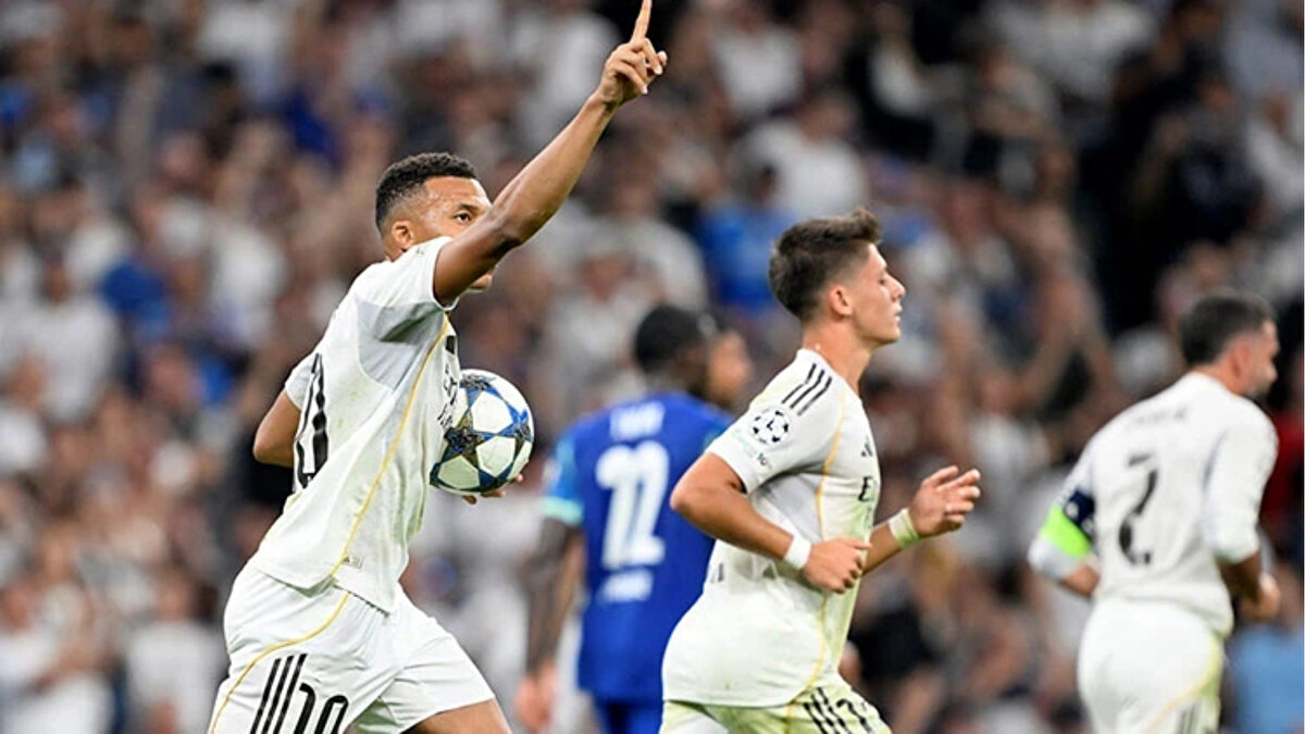 Milli futbolcumuz Arda Güler'in ilk 11'de başladığı karşılaşmada Real Madrid, Santiago Bernabeu Stadı'nda Olimpik Marsilya'yı ağırladı.<br>Marsilya, 22. dakikada Timothy Weah'ın golüyle öne geçerken İspanya temsilcisi, 29. dakikada Kylian Mbappe'nin penaltıdan kaydettiği golle ilk yarıyı 1-1 berabere kapattı.<br>Maçın 72. dakikasında Real Madrid Oyuncusu Carvajal, rakip takımın Kalecisi Geronimo Rulli'ye kafa atması sonucu kırmızı kartla oyundan atılarak takımını 10 kişi bıraktı.<br>81. dakikada Real Madrid'in kazandığı ikinci penaltıda yine topun başına geçen Mbappe, skoru 2-1 yaptı. Mbappe, Real Madrid'deki 50'inci golünü kaydetti.<br><br>