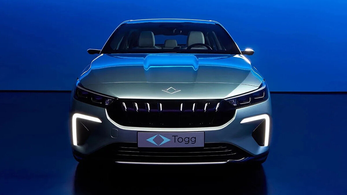 Türkiye’nin yerli otomobili TOGG, yeni modeli T10F ile dikkatleri üzerine çekti. İlk günden itibaren yoğun ilgi gören T10F, menzili, özellikleri, renk seçenekleri ve fiyat listesi ile merak uyandırıyor. Spor tasarımı, geniş iç mekanı ve gelişmiş teknolojik donanımıyla dikkat çeken model, aynı zamanda özel kredi imkanlarıyla da alıcıların ilgisini topluyor. Peki TOGG T10F ne kadar? Yeni TOGG T10F kredi kampanyası nedir?