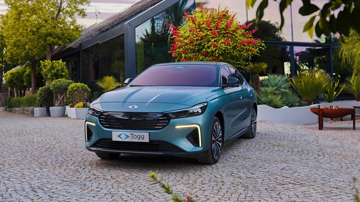 TOGG T10F renk seçenekleri<br><br>Yerli otomobil, Gemlik, Oltu, Kula, Urla ve Mardin olmak üzere beş farklı renk seçeneği ile satışta. Özellikle Mardin’in mavi badem şekerinden ilham alınan yeni renk, kullanıcıların ilgisini çekiyor.