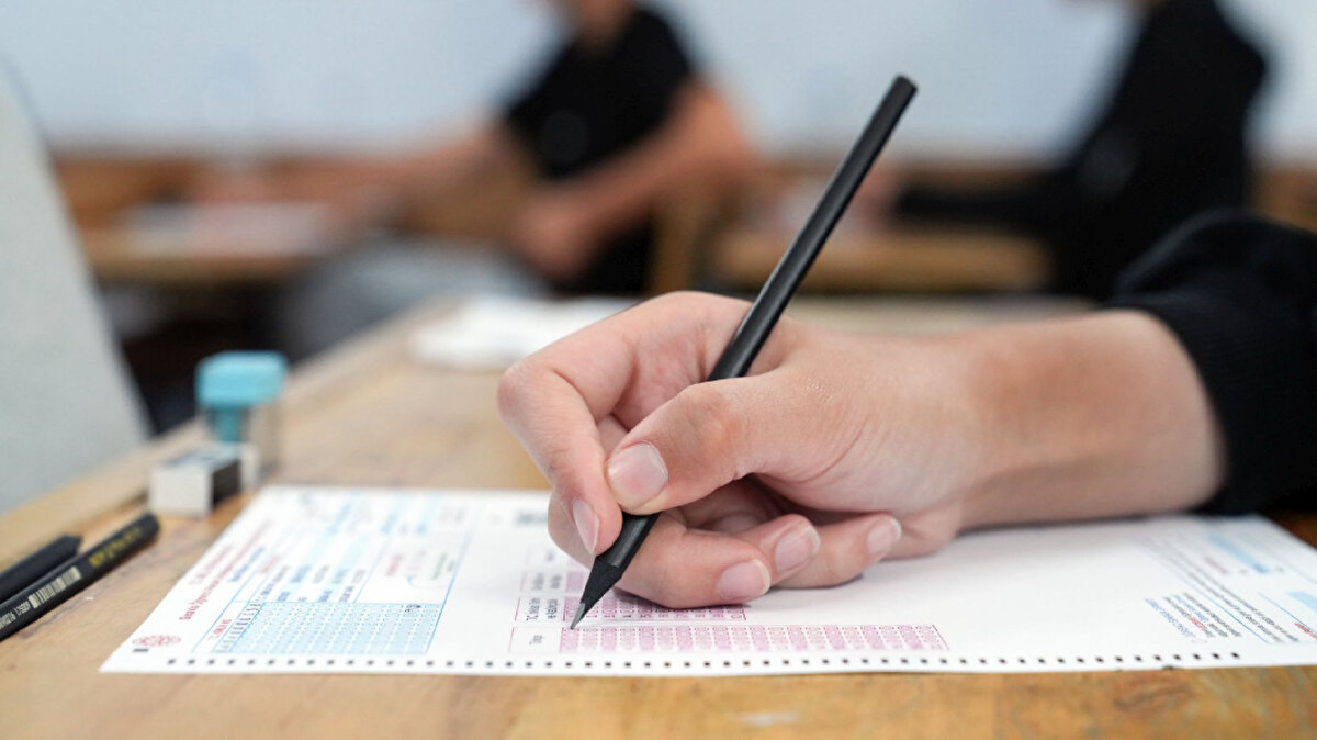 2025 YKS ek tercih istatistikleri<br><br>2025-YKS’ye 2 milyon 560 bin 649 aday girdi.<br><br>2 milyon 310 bin 599 adayın yerleştirme puanı hesaplandı.<br><br>1 milyon 412 bin 734 aday tercih yaptı.<br><br>Yaklaşık 785 bin 186 aday bir yükseköğretim programına yerleşti.<br><br>İlk üç tercihinden birini kazanan aday oranı yüzde 42 olarak açıklandı.