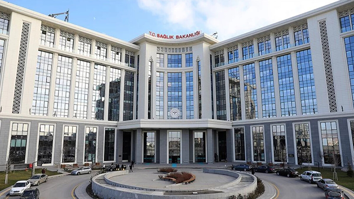 Başvurular Ne Zaman Başlayacak?<br><br>Şu an için Sağlık Bakanlığı 18 bin personel alımı başvuru tarihleri resmi olarak açıklanmadı. Ancak Ekim ayında sürecin başlayacağı tahmin ediliyor. Başvuru süreci başladığında adaylar, ÖSYM AİS sistemi üzerinden tercihlerini yapabilecek.