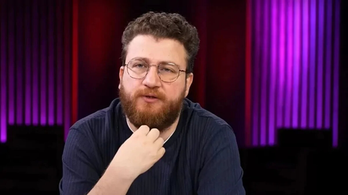 "Ama abi benim anlamakta güçlük çektiğim bir şey var. Ya bu maç Real Madrid deplasmanı değil. Bu maç hatta hani çok doğru, o kadar da büyütmeyeyim. Ne bileyim? Ajax deplasmanı değil. Bu maç Kulüp Brügge deplasmanı değil." sözleriyle konuşmasına başlayan Karakullukçu, sarı-lacivertli ekibin son 10 dakikadaki oyun anlayışını eleştirdi.