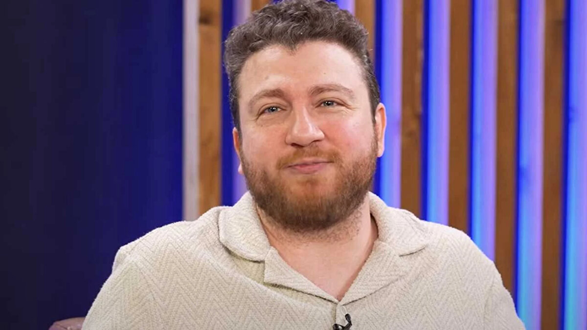 "Sen 2-1'den sonra son 10 dakikayı topu Alanya'ya vererek oynamak zorunda değilsin. Sen Fenerbahçe'sin. Bu kulübün adı Fenerbahçe. Burada büyük bir arma var. Ve taraftarın önündesin." diyerek devam eden Karakullukçu, Kadıköy’deki atmosferin hakkının verilmediğini savundu.