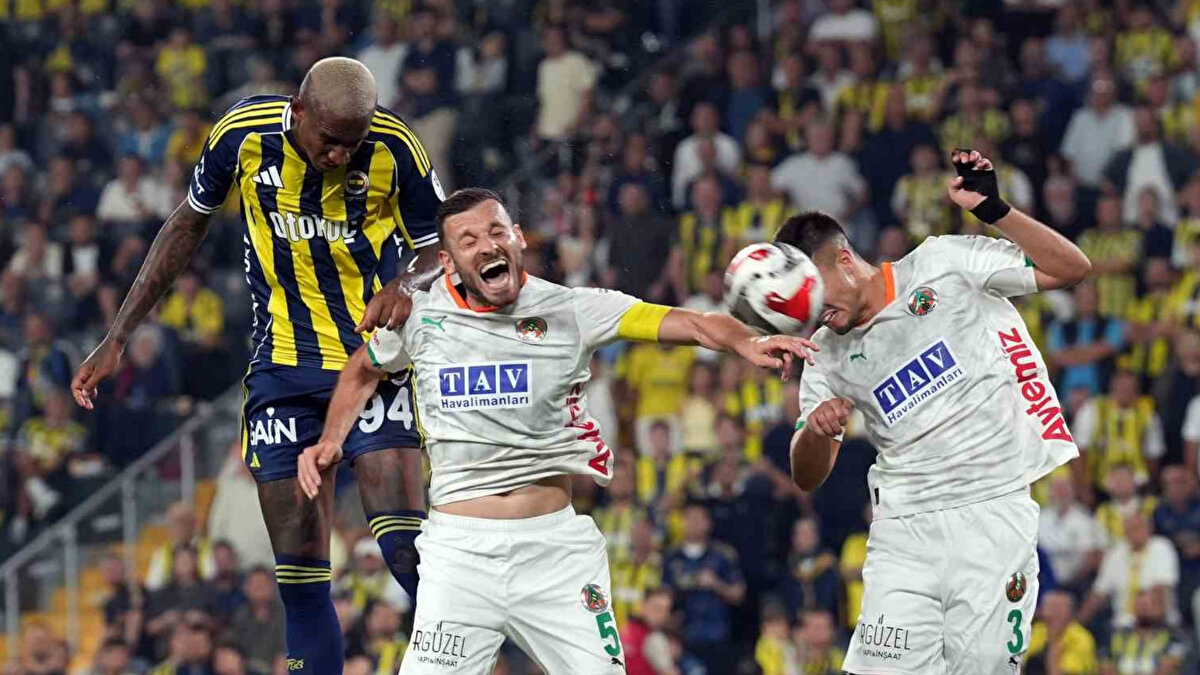 Trendyol Süper Lig'in 1. hafta erteleme maçında Fenerbahçe, Corendon Alanyaspor karşısında 1-0 gerideyken kritik bir an yaşandı.