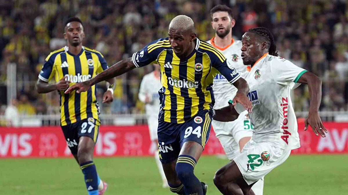 Ancak topun başına geçen Anderson Talisca, penaltı vuruşundan yararlanamadı. Alanyaspor kalecisi Ertuğrul Taşkıran, köşeyi doğru tahmin ederek gole izin vermedi.<br><br>Fenerbahçe taraftarı, kaçırdığı penaltı sonrasında Anderson Talisca'yı ıslıkladı. Tribünlerden "Ali Koç istifa" tezahüratları yapıldı. 