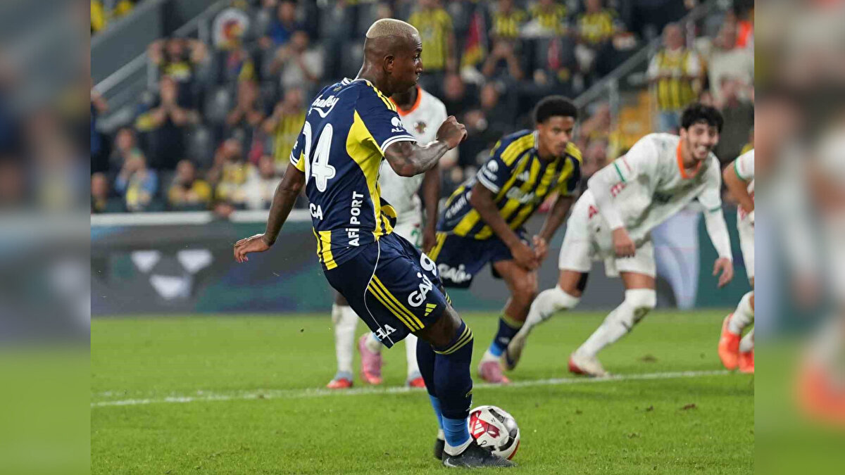 Hakem Cihan Aydın, VAR odasıyla yaptığı görüşmenin ardından pozisyonu izlemek için kenardaki monitöre yöneldi. 55. dakikada yapılan inceleme sonrası Aydın beyaz noktayı gösterdi.