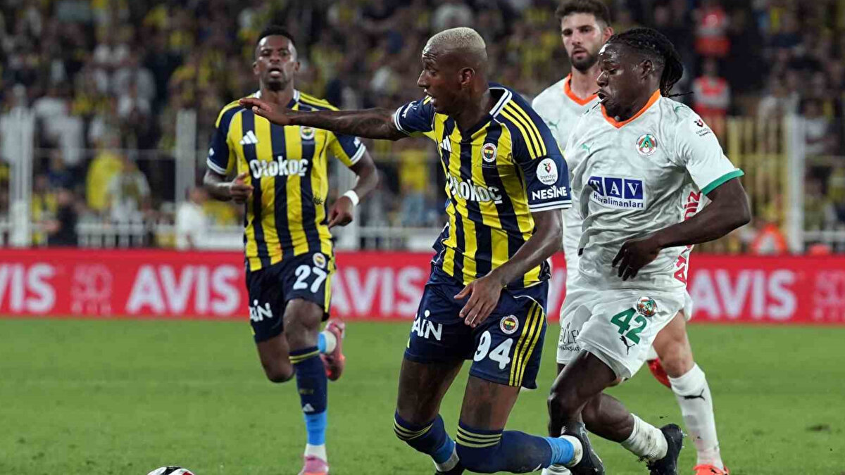 Fenerbahçe 1-0 gerideyken 54. dakikada kritik bir pozisyon yaşandı. Fred’in ceza sahası dışından yaptığı sert vuruşta top, Alanyaspor savunmasında Enes Keskin’e çarptı. Pozisyonun ardından sarı-lacivertli futbolcular yoğun şekilde penaltı itirazında bulundu.