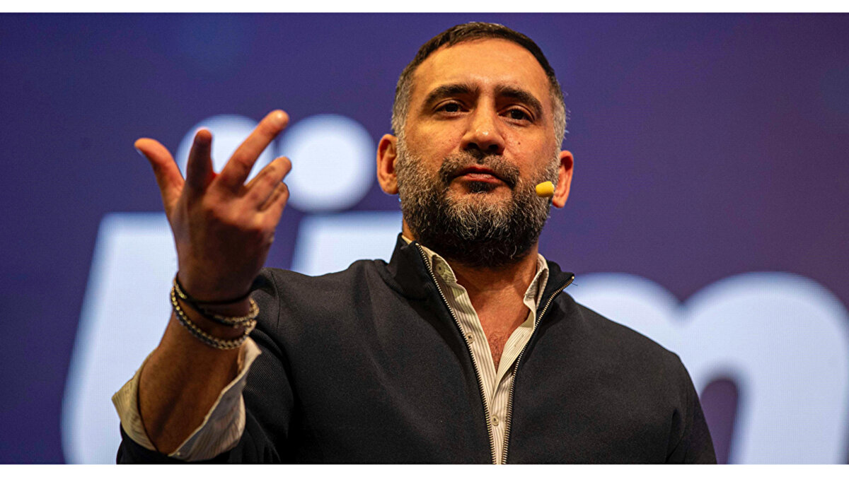 "İki yarı izledik. İki farklı yarı izledik. İlk yarı Alanyaspor sanki ev sahibi gibi oynadı. Fenerbahçe'nin temposu hiç yoktu." diyen Karan, ikinci yarıda yaşanan değişimin hakem müdahalesiyle gerçekleştiğini iddia etti: