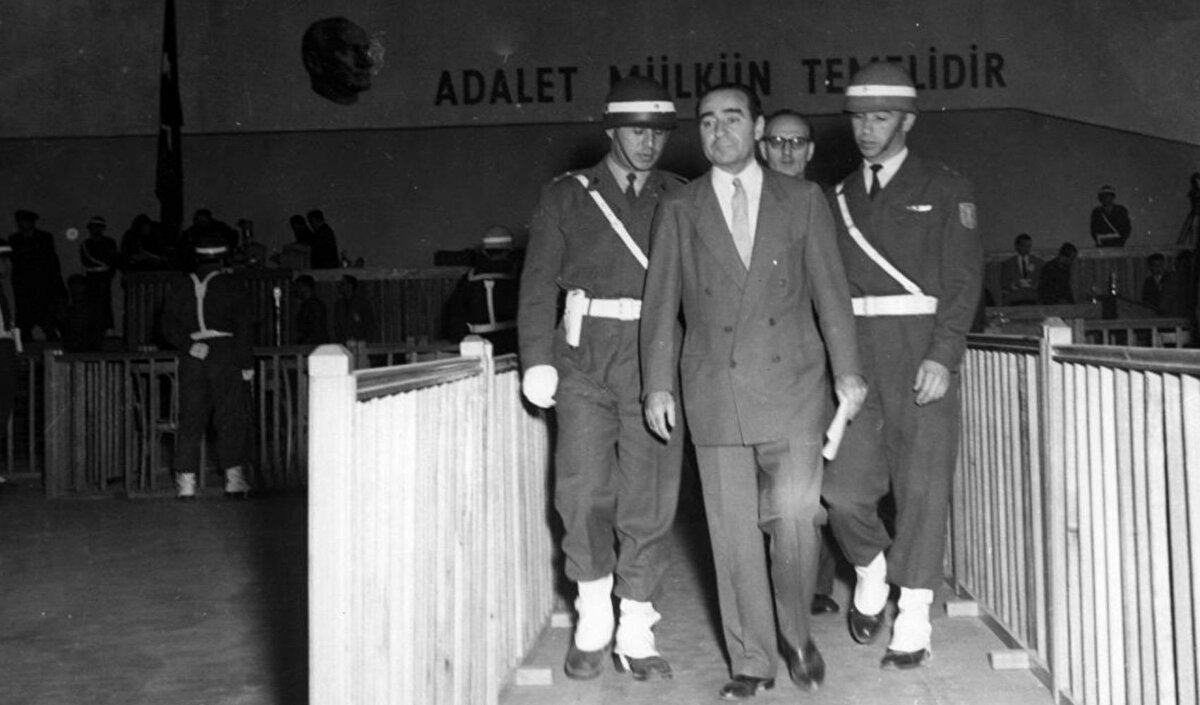 2 Mayıs 1954'te yapılan genel seçimlere katılım, hiçbir kanuni zorlama olmamasına rağmen yüzde 88,63 gibi oldukça yüksek oranda gerçekleşti. DP, yüzde 56 oy oranıyla Cumhuriyet tarihinin en yüksek oyunu aldı ve Meclis'teki milletvekili sandalyelerinin yüzde 93'ünü kazandı.