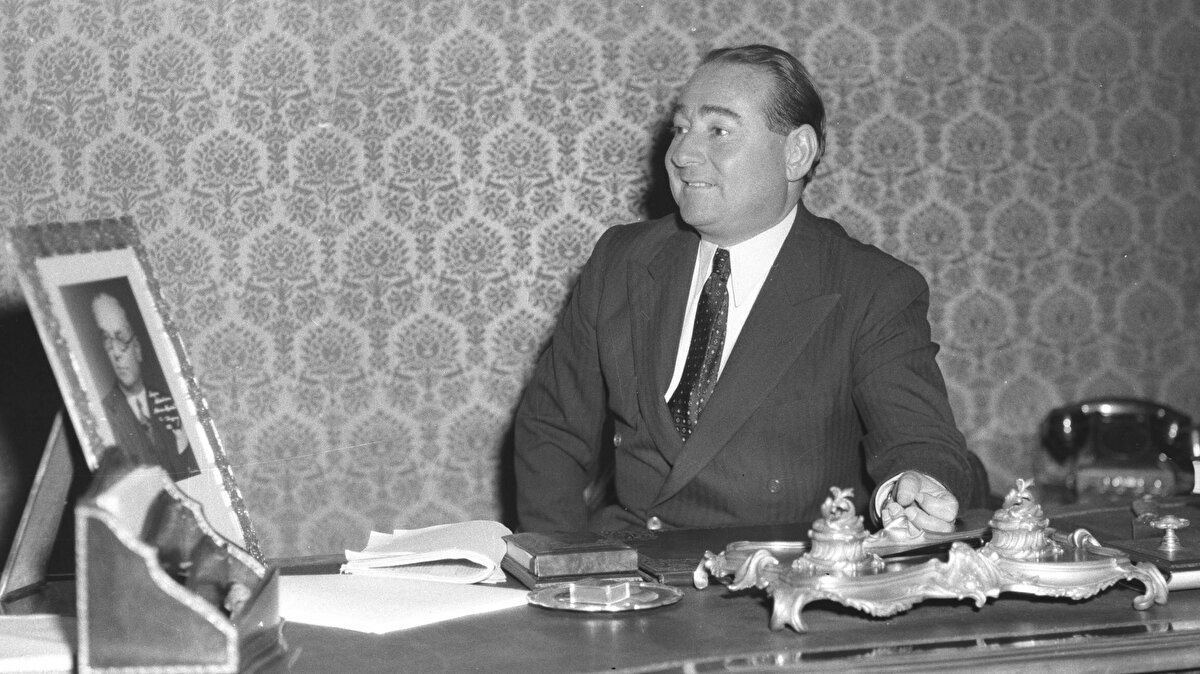 Kararı açıklayan Yüksek Adalet Divanı, 15 sanığı idam cezasına çarptırdı. Eski Cumhurbaşkanı Celal Bayar, eski Başbakan Adnan Menderes, eski Dışişleri Bakanı Fatin Rüştü Zorlu, eski Maliye Bakanı Hasan Polatkan'ın idam kararları oy birliğiyle alındı. Celal Bayar hakkındaki karar, yaş haddi nedeniyle müebbet hapis cezasına çevrildi.