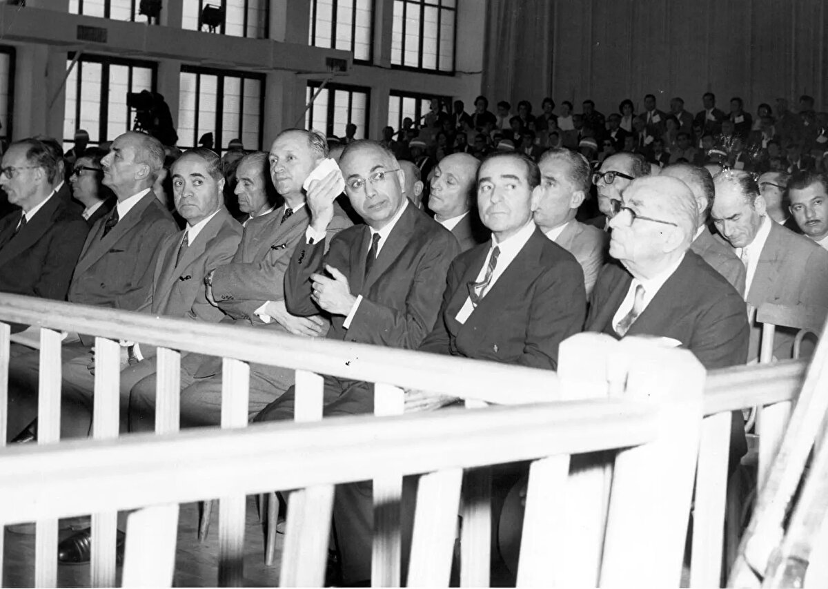 Anayasa ve TBMM feshedildi, siyasi faaliyetler askıya alındı. Cumhurbaşkanı Celal Bayar, Başbakan Adnan Menderes'in de aralarında bulunduğu bazı yetkililer gözaltına alındı.<br><br>14 Ekim 1960'ta başlayan Yassıada yargılamaları, 15 Eylül 1961'de karara bağlandı. 592 sanıktan 288'i için idam istendi.