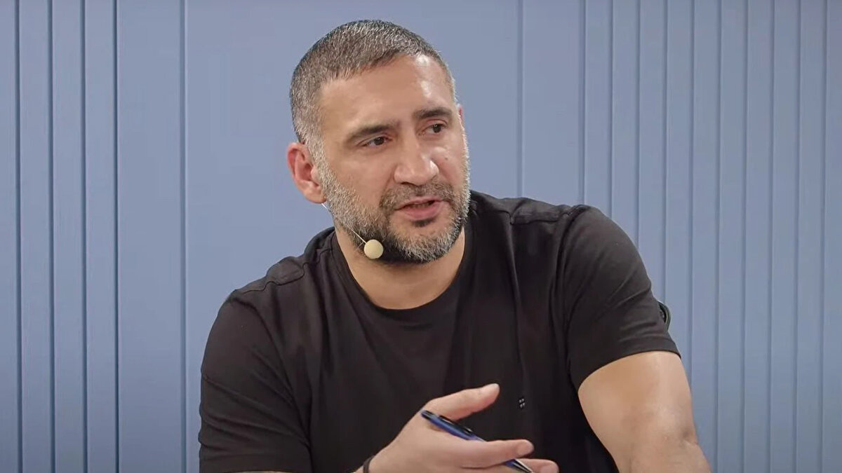 "Maçı neredeyse çeviriyorlardı ama şu topun var ya, çok güzel bir adaleti var. Var mı? Bu topun adaleti var. Adalete inanırım. Futbol topunun ruhuna da inanırım. Yapmayın abi. Yapmayın. Bu mücadeleyi bozmayın."