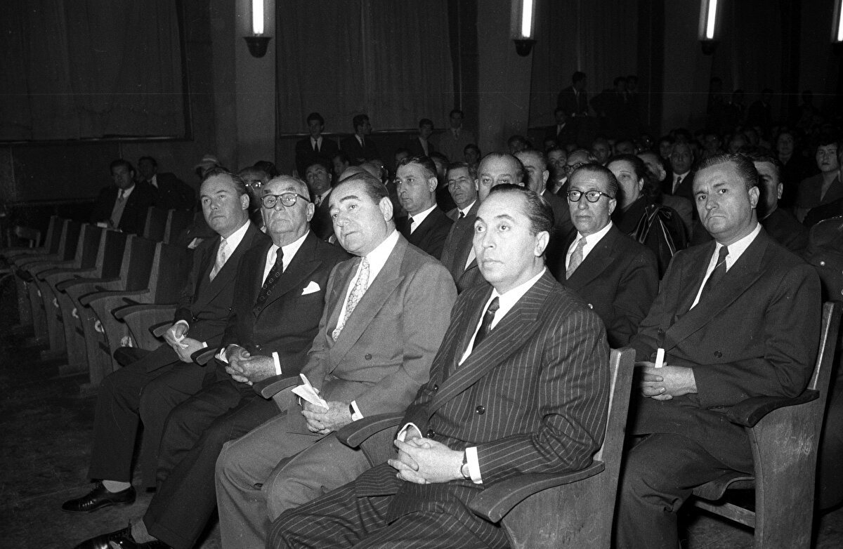ADNAN MENDERES DÜŞEN UÇAKTAN KURTULDU<br>Adnan Menderes Yunanistan ile Kıbrıs konusunda yapılan iki anlaşmaların ardından Türkiye, Yunanistan ve İngiltere arasında üçlü görüşmeler için 17 Şubat 1959'da İngiltere'ye gitti. Londra Gatwick Havalimanı yakınlarında uçak düştü. Şans eseri Adnan Menderes bu kazadan yara almadan kurtuldu.