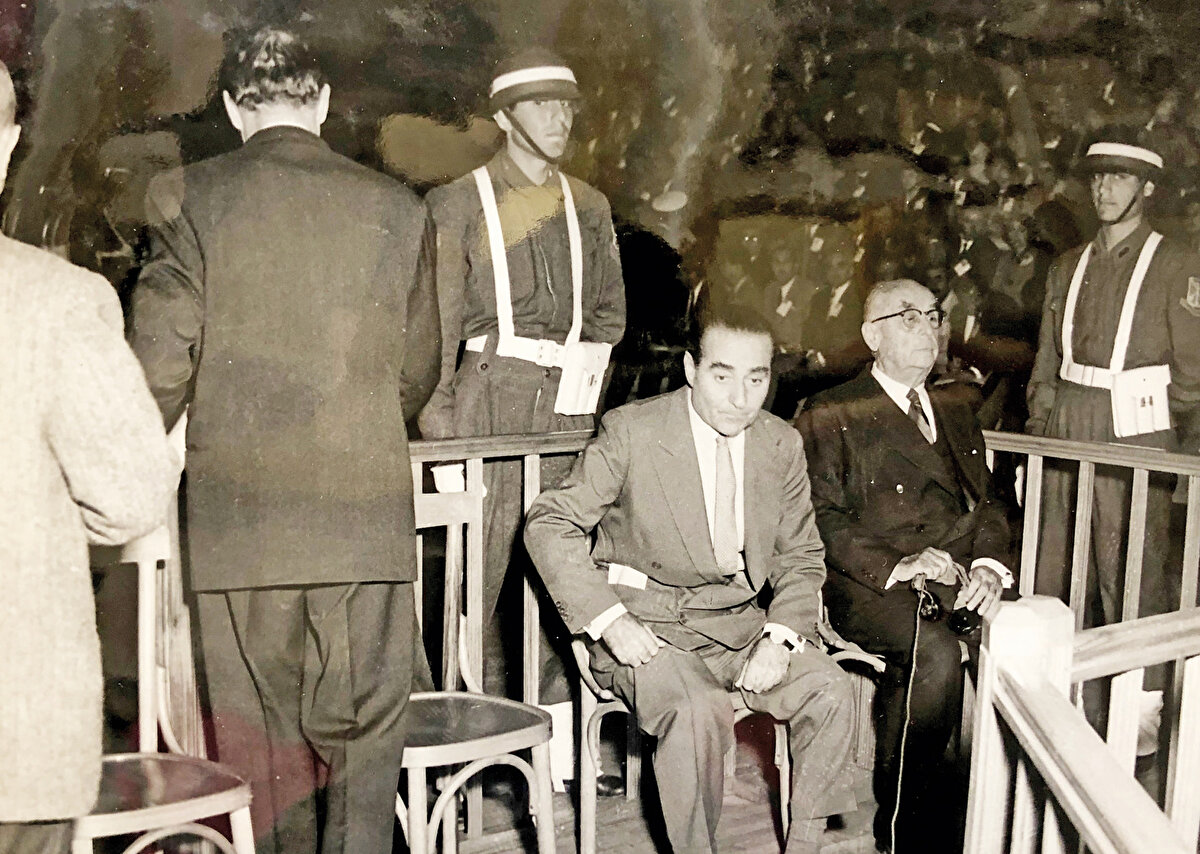ADNAN MENDERES SİYASETE NASIL GİRDİ?<br>Aydınlı çiftçi bir ailenin çocuğu olarak dünyaya gelen Menderes, siyasete 1930'da, Serbest Cumhuriyet Fırkası'nın bir kolunu organize ederek başladı. Partinin kendini feshetmesinden sonra CHP'ye geçen Menderes, 1931 seçimlerinde Aydın milletvekili seçildi.