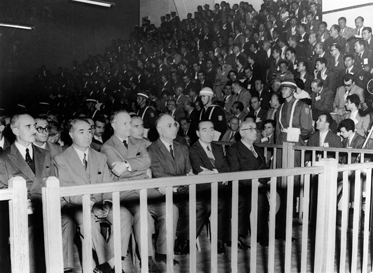 1946'da çok partili hayata geçilmesinin ardından, 1950'de iktidara gelen Demokrat Partinin (DP) iktidarının 10. yılında, Türk Silahlı Kuvvetleri içerisindeki bazı general ve subayların oluşturduğu Milli Birlik Komitesi, "DP'nin ülkeyi baskı rejimine ve kardeş kavgasına götürdüğünü" ileri sürerek, 27 Mayıs 1960'ta sabaha karşı yönetime el koydu.