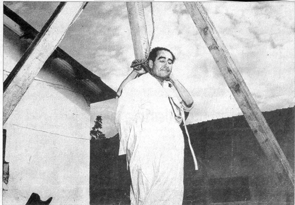 TÜRKİYE CUMHURİYETİ BAŞBAKANI ADNAN MENDERES İDAM EDİLDİ<br><br>Menderes'in idam sehpasına çıkarıldıktan sonraki son sözleri, "Hayata veda etmek üzere olduğum şu anda devletim ve milletime ebedi saadetler dilerim. Bu anda karımı ve çocuklarımı şefkatle anıyorum..." oldu. Menderes, 17 Eylül'de saat 13.21'de İmralı Adası'nda idam edildi.<br><br>Türk demokrasisi, 16-17 Eylül 1961 tarihlerinde en kara günlerinden birini yaşadı. 1950 seçimlerinde yüzde 52,7 oyla iktidara gelen ve 10 yıl başbakanlık yapan Adnan Menderes ile arkadaşlarının idamının üzerinden 64 yıl geçti.<br>