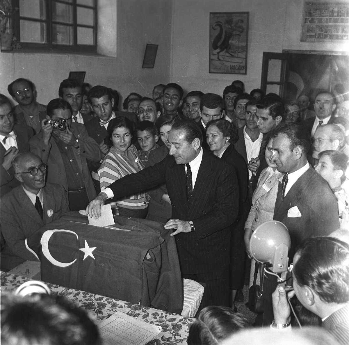 DEMOKRAT PARTİ NASIL KURULDU?<br><br>İsmet İnönü ile "Çiftçiyi Topraklandırma Kanunu" görüşmeleri sırasında görüş ayrılığına düşen Menderes, parti içi muhalefetten dolayı 1945 yılında CHP'den ihraç edildi.<br><br>Adnan Menderes, CHP'den birlikte ihraç edildikleri arkadaşları Celal Bayar, Fuad Köprülü ve Refik Koraltan ile Demokrat Parti'yi kurdu.