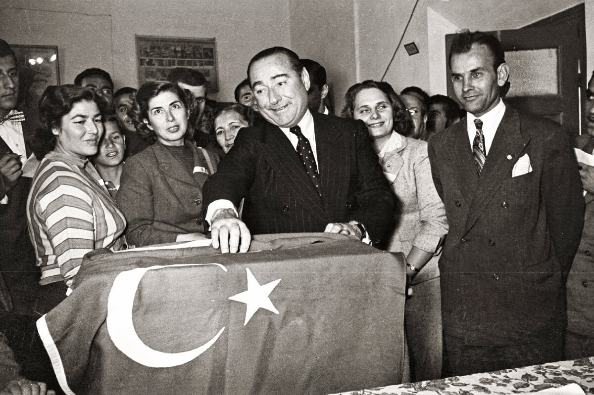 27 MAYIS 1960 DARBESİ<br><br>Türk Silahlı Kuvvetleri içindeki bazı general ve subayların oluşturduğu 38 kişilik Milli Birlik Komitesi, 27 Mayıs 1960'ta yönetimi ele geçirdi.<br><br>Darbeciler, TBMM ve Anayasa'yı feshetti ve siyasi faaliyetleri askıya aldı. Cumhurbaşkanı Celal Bayar, Başbakan Adnan Menderes, DP'li milletvekilleri, hükümet üyeleri, Genelkurmay Başkanı Orgeneral Rüştü Erdelhun ile bazı üst düzey kamu görevlileri gözaltına alındı.