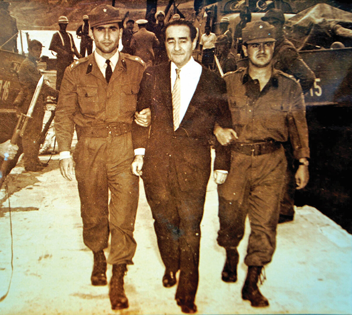 Adnan Menderes, aynı gün yurt gezisi kapsamında bulunduğu Kütahya'da Albay Muhsin Batur tarafından gözaltına alınarak Ankara'ya götürüldü ve daha sonra diğer tutuklu DP üyeleriyle Yassıada'da hapsedildi. Menderes ve diğer DP üyeleri, bulundukları Yassıada'da kurulan Yüksek Adalet Divanı tarafından yargılanmaya başladı.