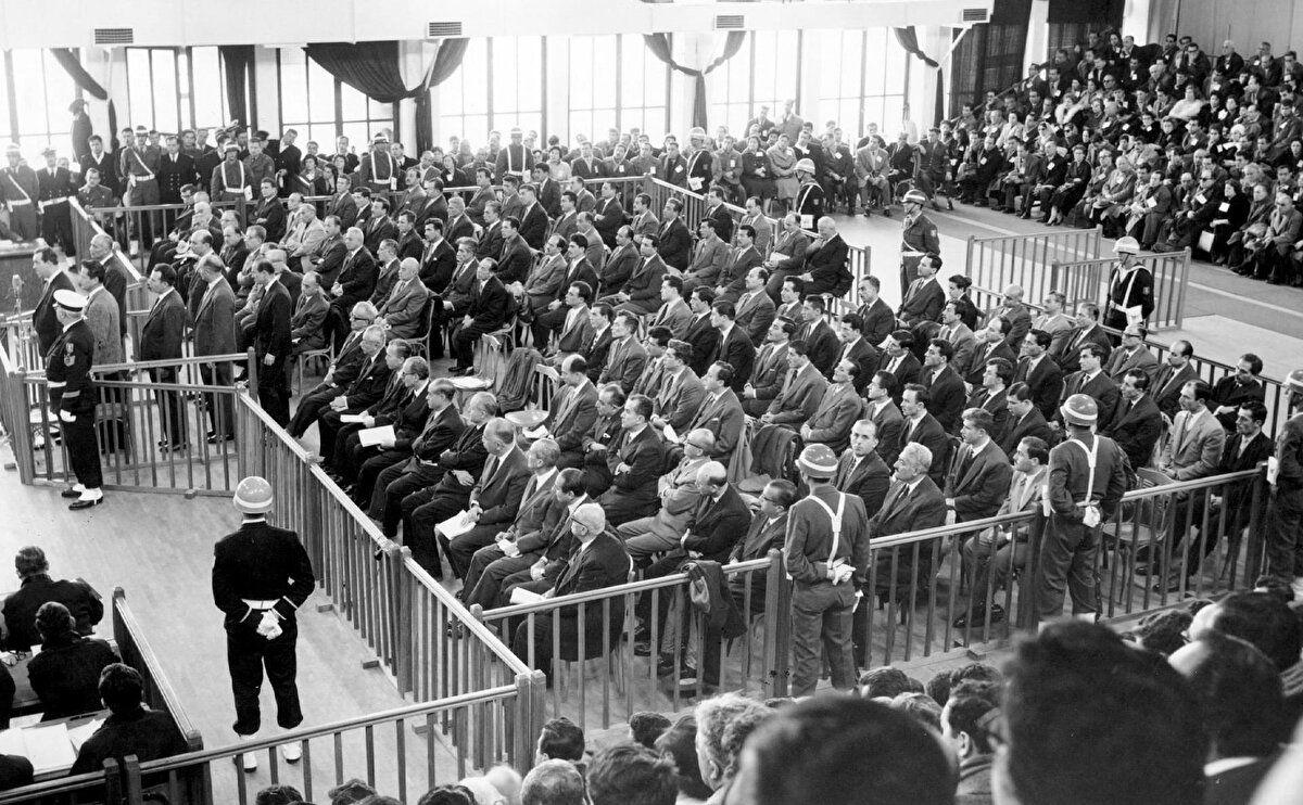 YASSIADA YARGILAMALARI<br><br>Yassıada'daki yargılamalar, 14 Ekim 1960'ta başlayıp 15 Eylül 1961'de karara bağlandı. Toplam 19 dosyada toplanan davalar "anayasayı ihlal" davasıyla birleştirildi.<br>592 sanıktan 288'i için idam istendi. Yüksek Adalet Divanı, 15 sanığı idam cezasına çarptırdı. Eski Cumhurbaşkanı Celal Bayar, eski Başbakan Adnan Menderes, eski Dışişleri Bakanı Fatin Rüştü Zorlu, eski Maliye Bakanı Hasan Polatkan'ın idam kararları oy birliğiyle alındı.<br><br>Mahkemede, Menderes ve 14 kişinin idamına, 31 kişinin de ömür boyu hapse mahkum edilmesine karar verildi.<br><br>Birçok yabancı ülke lideri, idamların durdurulması için Cemal Gürsel başkanlığındaki Milli Birlik Komitesi'ne defalarca çağrıda bulundu. Bunun üzerine Komite, Celal Bayar, Adnan Menderes, Hasan Polatkan ve Fatin Rüştü Zorlu dışındakilerin idam cezasını affetti. Celal Bayar'ın cezası yaş haddi nedeniyle ömür boyu hapse çevrildi.<br><br>16 Eylül günü Fatin Rüştü Zorlu ve Hasan Polatkan İdam edildi.