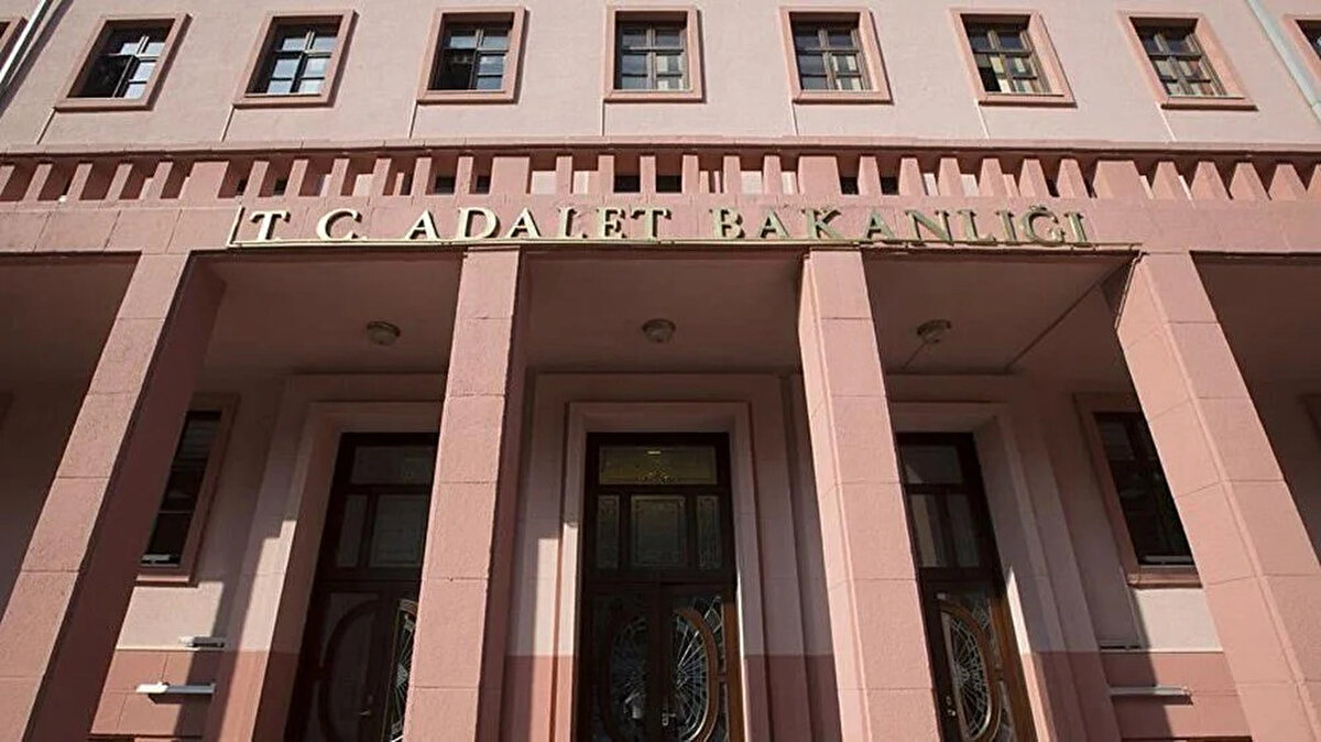 ADALET BAKANLIĞI MAAŞ PROMOSYONU SON GELİŞME<br><br>Adalet Bakanlığı maaş promosyonu ihalesinin Eylül ayı içinde tamamlanması bekleniyor. Son kulis bilgilerine göre, en yüksek teklifi 90 bin TL ile veren Vakıfbank ile görüşmeler sürüyor. Ancak resmi bir açıklama henüz yapılmadı. Bakan Yardımcısı Ramazan Can, 8 Eylül’de yaptığı açıklamada, ihale sürecinin devam ettiğini ve promosyon ödemelerinin kamu görevlilerinin beklentilerini karşılayacak şekilde sonuçlanması için çalışmaların hızlandırıldığını belirtti.