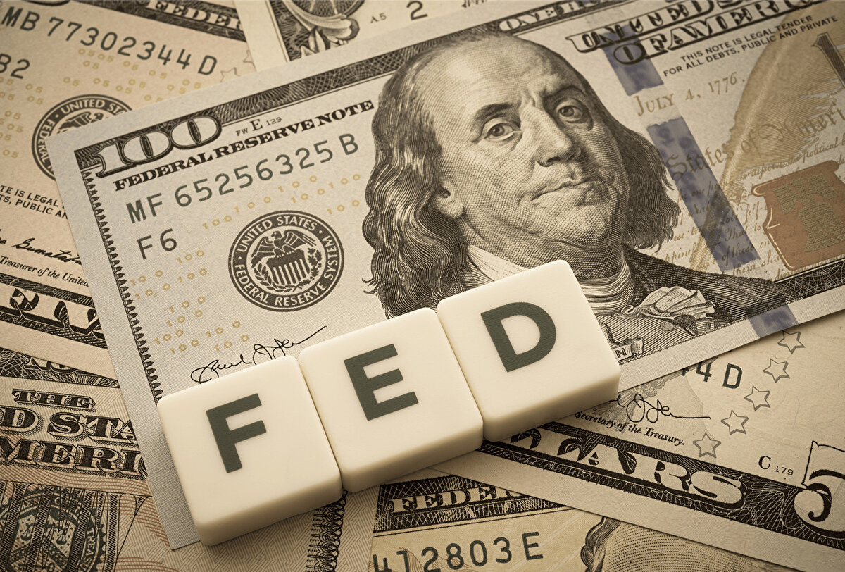 FED faiz kararı için bekleyiş sürüyor. Amerikan Merkez Bankası FED'in Eylül ayı faiz kararı Küresel Piyasaların yakın takibinde yer almaya devam ediyor. FED yetkilileri tarafından zayıflayan ABD işgücü piyasasını desteklemek için faiz indirimi kararının duyurulması bekleniyor. Peki FED faiz kararı ne zaman saat kaçta açıklanacak? FED faiz beklentisi ne yönde?