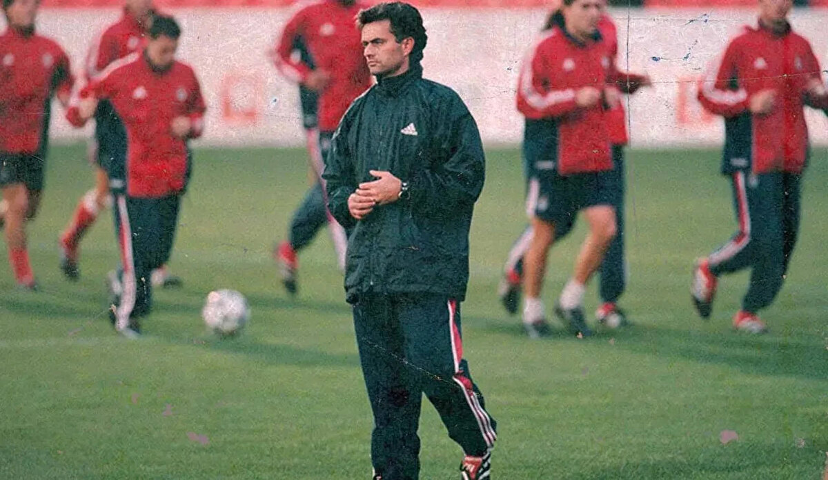 İlk yönetiği takım Benfica'ydı<br><br>Benfica, Jose Mourinho'nun Barcelona'da yardımcı antrenörlük yaptıktan sonra teknik direktör olarak çalıştırdığı ilk kulüptü.<br><br>