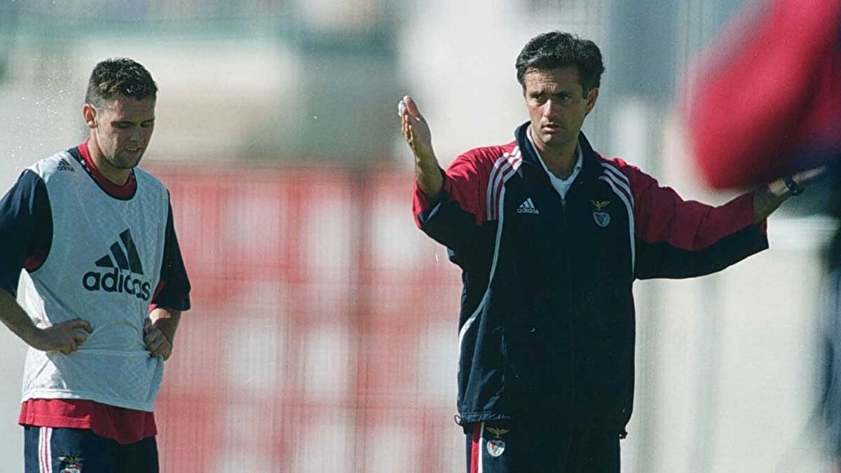 2000-2001 sezonunun başında Benfica'nın başına geçen Mourinho, takımın başında 10 maça çıkabilmiş ve görev süresi 3 ay dahi olmadan ayrılmıştı.