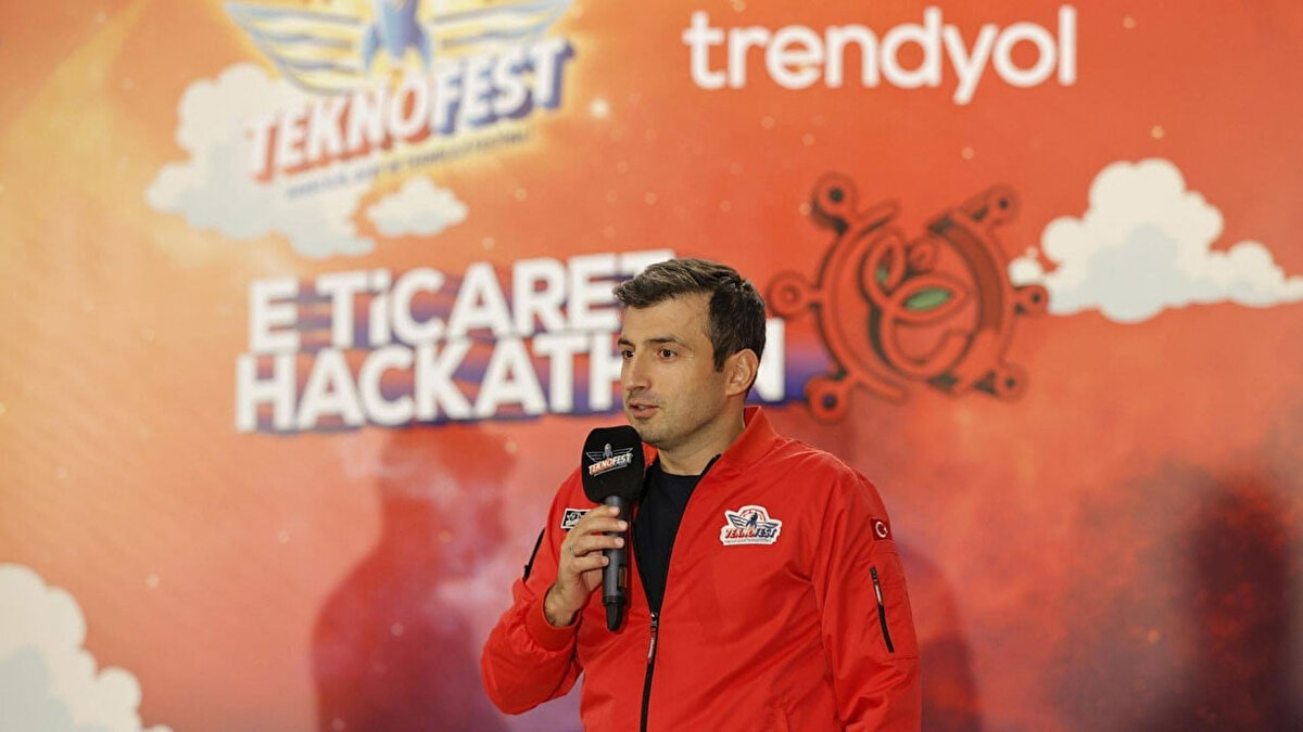 Atatürk Havalimanı’na Nasıl Gidilir?<br><br>Festival alanına ulaşım için en pratik yöntem M1A Yenikapı – Atatürk Havalimanı Metro Hattı. Metro seferleri festival süresince 6 dakikada bir düzenlenecek.<br><br>Marmaray: Yeşilyurt İstasyonu’ndan inip İETT ring otobüsleriyle etkinlik alanına ulaşılabiliyor.<br><br>Metrobüs: Söğütlüçeşme–Avcılar hattından Ataköy-Şirinevler durağında inerek metro hattına geçiş yapılabiliyor.<br>