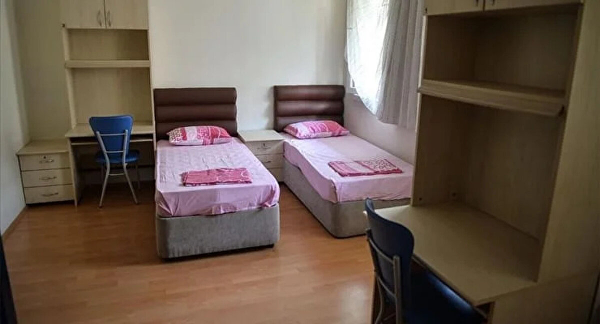 Milyonlarca genç üniversiteli, eğitim hayatlarını sürdürecekleri şehirlerde şartlarını karşılayacak bir yurt bulma telaşına girdi.