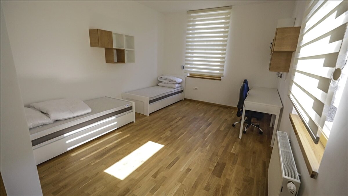 İkamet ettiği şehirden farklı bir yere gidecek olan üniversite öğrencileri barınma ihtiyacını karşılamak istiyor. Bu aşamada devreye giren en önemli ve uygun araç yurtlar oldu.