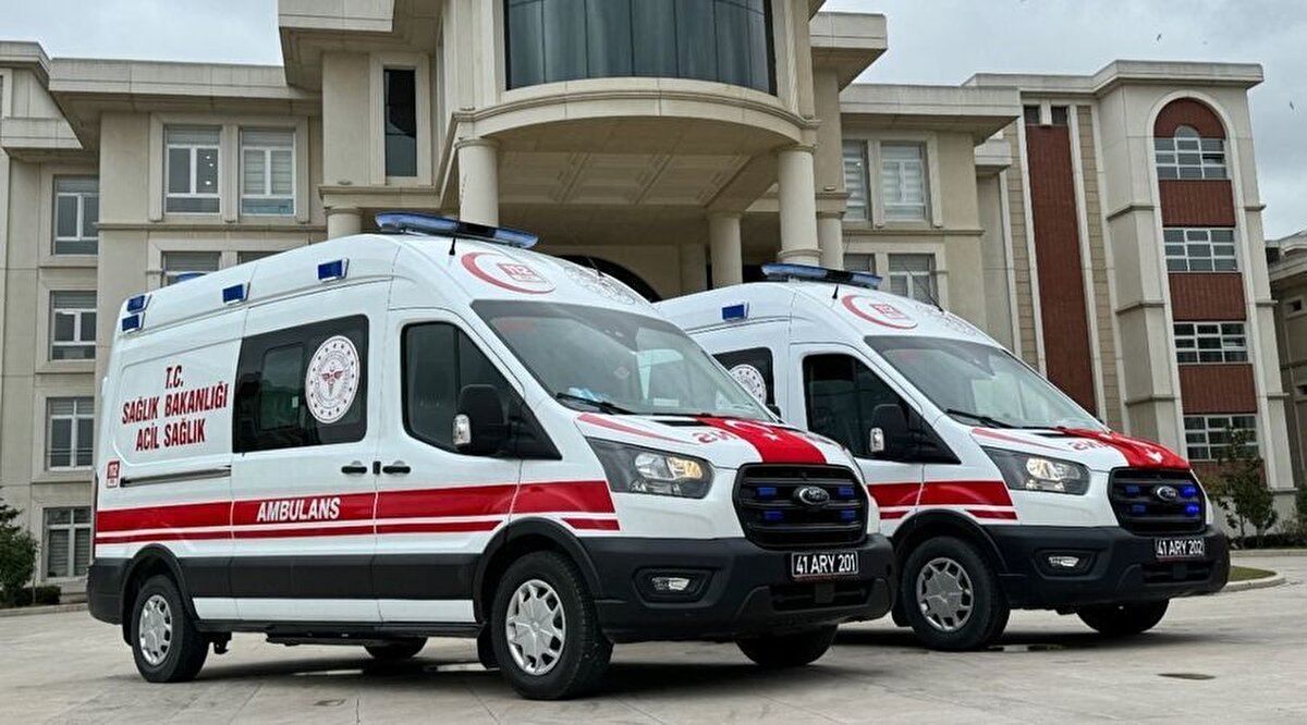 Ambulanslara yerleştirilen cihaz, FM bandı üzerinden çalışarak 50 metre yakınındaki araçlardaki frekanslarda ikaz yayını yapacak ve araç içi radyolara aynı anda ulaşarak, "Lütfen ambulansa yol verin", "Lütfen yaklaşan ambulansa yol verin" ve "Lütfen fermuar sistemini uygulayarak yaşama yol verin" anonsları iletecek.<br><br>Sistem sayesinde sürücüler panik yaşamadan doğru tarafa yönelerek, ambulanslara yol verebilecek.