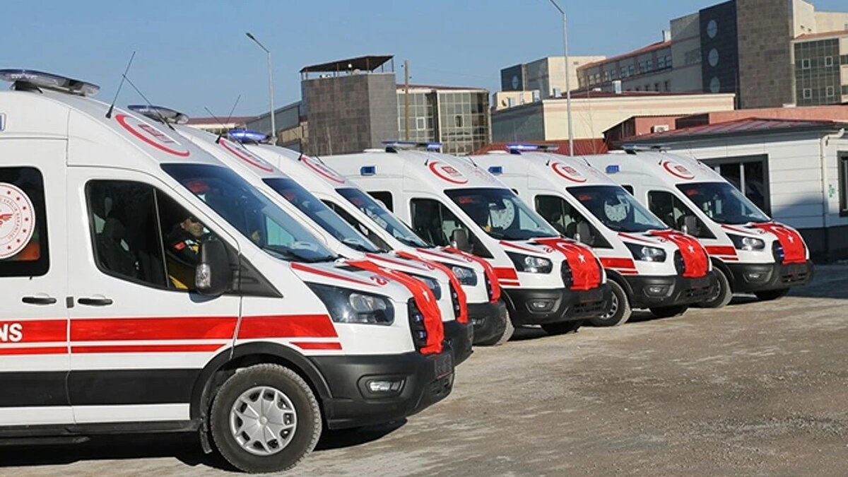 Projeyle, ambulanslara yol verilmesini teşvik etmek, sürücülere "fermuar yöntemi" ile doğru şekilde yol verme alışkanlığı kazandırmak, siren sesinden kaynaklı panik nedeniyle ikinci kazaların önüne geçmek ve hastaların yaşama şansını artırmak amaçlanıyor.<br><br>Yeni sistemle, ambulansların trafik ışıklarında ve yoğun kavşaklarda bekleme süresi azalacak, hastalara daha kısa sürede ulaşılacak, daha fazla yaşam kurtarılacak ve toplumda "Ambulansa yol vermek bir tercih değil, bir yaşam meselesidir" bilinci yerleşecek.