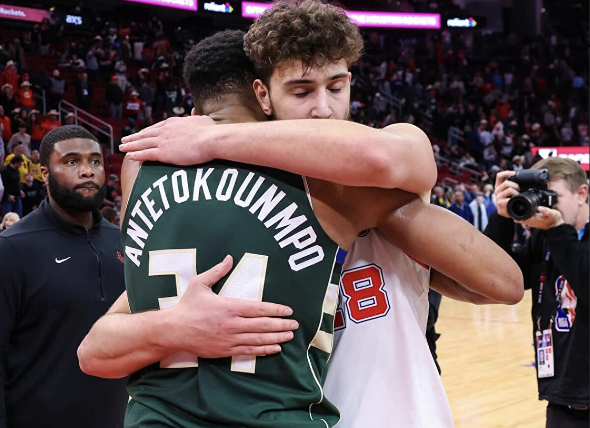 "Ülkemizin aşkı için oynuyoruz.<br>Oyun aşkı için oynuyoruz.<br>Saygıyla oynuyoruz.<br>Sporun bizi bölmek için değil birleştirmek için olduğunu her zaman hatırlarız"