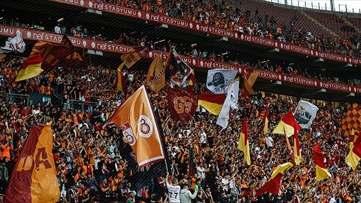 Dev mücadele öncesi Galatasaray taraftarlarının en çok merak ettiği soru "Osimhen oynayacak mı?" oldu. <br>