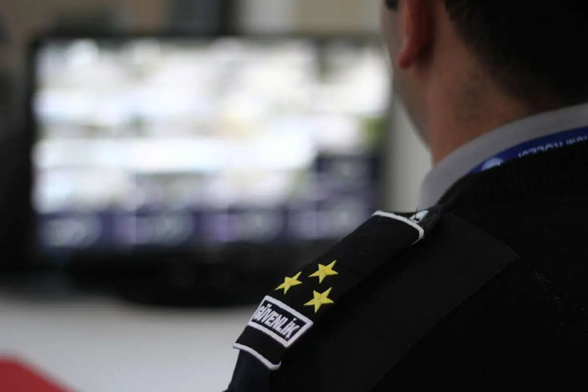 Özel güvenlik sektöründe kariyer hedefleyen adayların merakla beklediği 117. Dönem Özel Güvenlik Görevlisi (ÖGG) sınav tarihi resmen açıklandı. Emniyet Genel Müdürlüğü (EGM) tarafından düzenlenen 117. Temel Eğitim ve 93. Yenileme Eğitimi sınavı, 19 Ekim 2025 Pazar günü saat 10:00’da Türkiye genelindeki sınav merkezlerinde yapılacak. Sınav öncesi adaylar için başvuru, sınav giriş belgeleri ve sonuç açıklama takvimi gibi tüm detaylar EGM tarafından erişime açıldı.