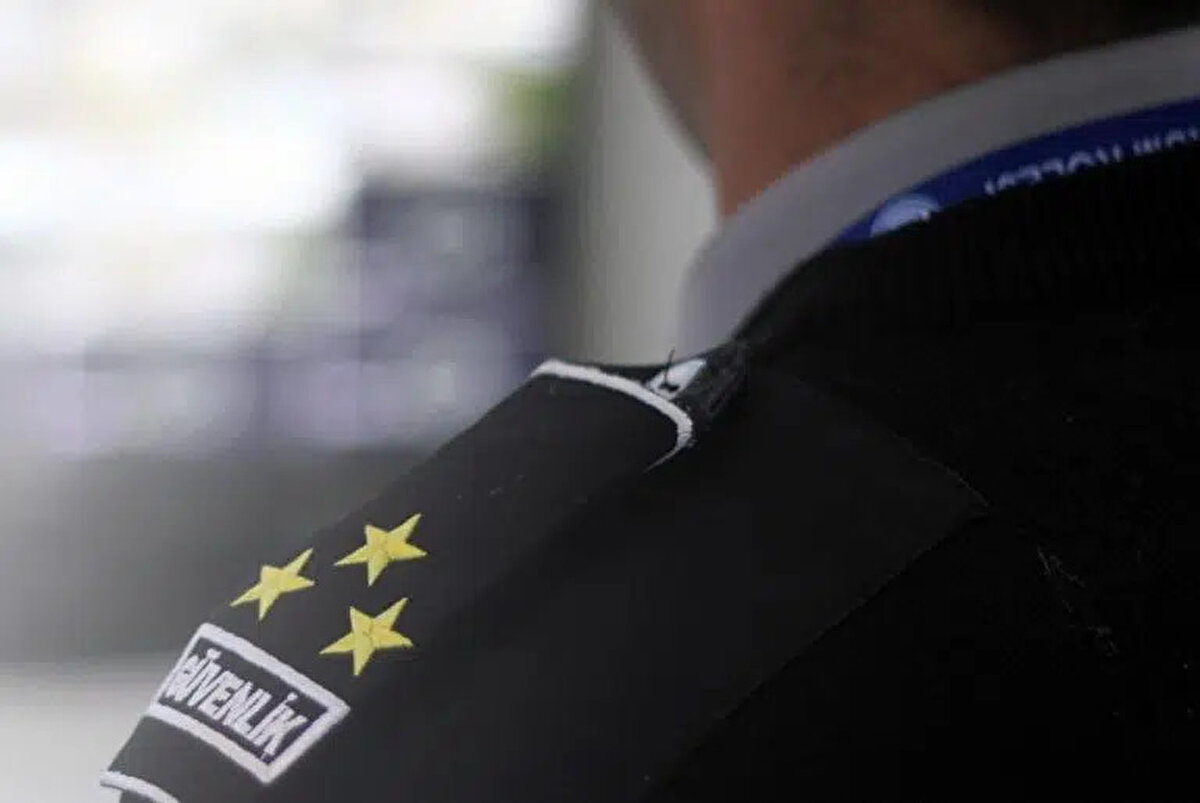 117. ÖGG Sınavı Detayları<br><br>Sınav Tarihi ve Saati: 19 Ekim 2025, Pazar, 10:00<br><br>Sınav Süresi ve Soru Sayısı:<br><br>Silahsız Sınav: 100 soru, 120 dakika<br><br>Silahlı Sınav: 100 temel soru + 25 silah bilgisi sorusu = 125 soru, 150 dakika<br><br>Başarı Kriteri: 100 puan üzerinden değerlendirme yapılacak; başarılı olmak için en az 60 puan almak gerekiyor.