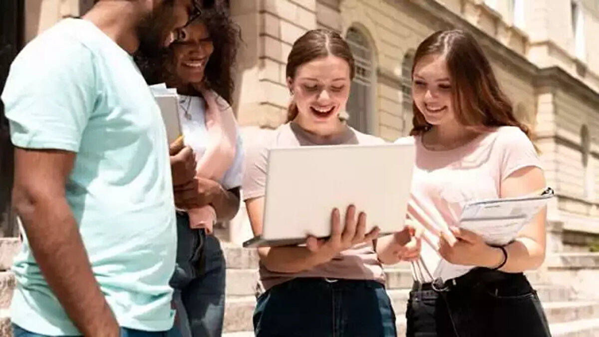 Z kuşağı iş seçiminde neleri önemsiyor?<br><br>Z kuşağının meslek tercihlerini anlamak için öncelikle onların değerlerini bilmek gerekiyor. Önceki kuşaklar için “güvenceli bir iş” ve “yüksek maaş” en önemli kriterlerken, Z kuşağı iş hayatında daha farklı beklentiler taşıyor.