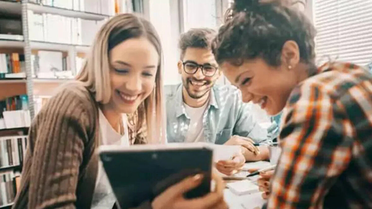 Peki, Z kuşağı için hangi meslekler ön plana çıkıyor? Araştırmalar ve gözlemler, bu genç neslin özellikle dijital pazarlama uzmanlığı, yazılım geliştirme/oyun tasarımı ve sürdürülebilirlik danışmanlığı gibi alanlara büyük ilgi gösterdiğini ortaya koyuyor. Gelin, bu üç mesleğin neden Z kuşağının gözdesi haline geldiğini detaylıca inceleyelim.