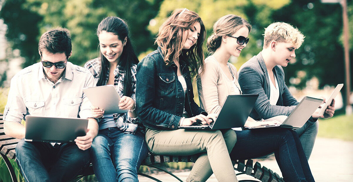 Esneklik: Uzaktan çalışma, hibrit model ve esnek saatler Z kuşağı için vazgeçilmez.<br><br>Özgünlük: Sıradan işlerden çok, yeteneklerini ortaya koyabilecekleri dinamik alanları tercih ediyorlar.<br><br>Teknoloji: Dijital dünyayla büyüyen bu nesil için teknolojiyle iç içe meslekler daha cazip geliyor.<br><br>Toplumsal katkı: Sadece kendilerine değil, çevreye ve topluma fayda sağlayabilecekleri işlerde motivasyon buluyorlar.<br><br>Bu kriterler ışığında, onların tercih ettiği üç mesleğin neden bu kadar popüler olduğunu anlamak zor değil.