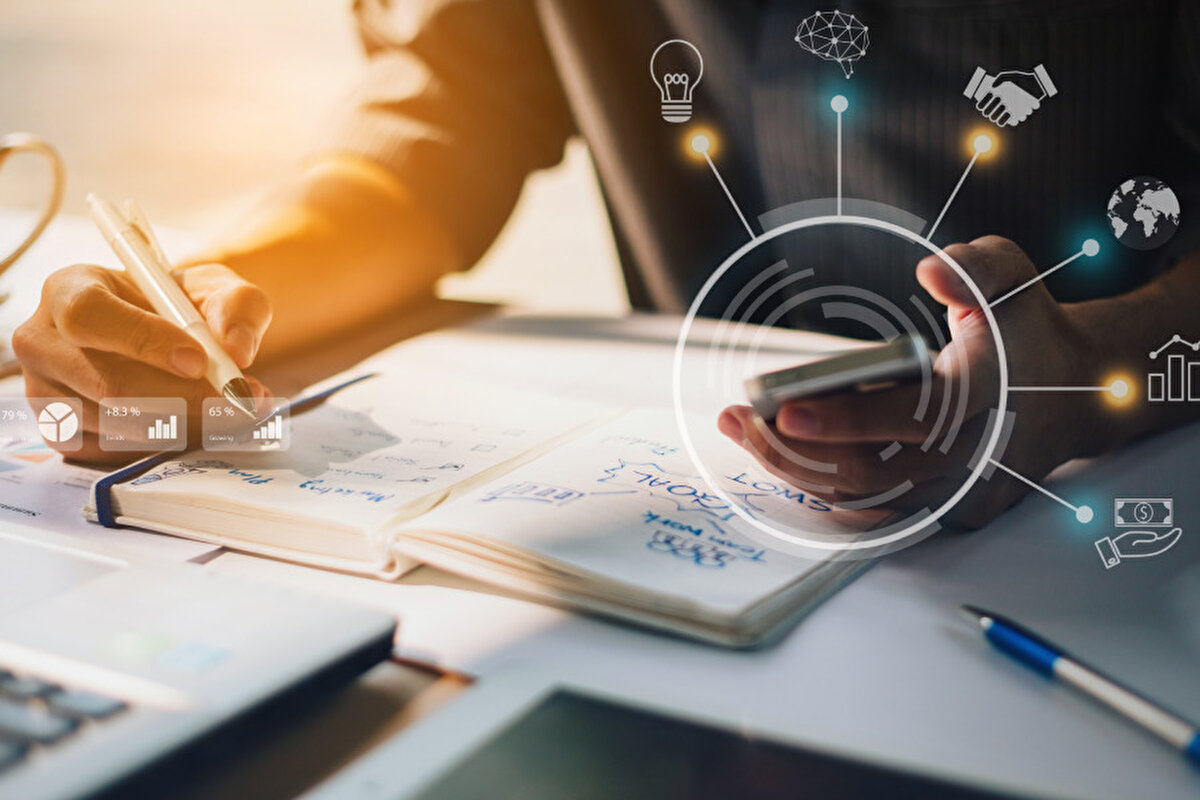 1. Dijital pazarlama uzmanı<br><br>Z kuşağı için sosyal medya günlük yaşamın ayrılmaz bir parçası. Bu nedenle dijital pazarlama, onların hem ilgi alanlarına hem de becerilerine uygun bir kariyer seçeneği olarak öne çıkıyor.<br><br>Dijital pazarlama uzmanları, markaların online dünyada daha görünür olmasını sağlıyor, reklam stratejileri oluşturuyor, içerik üretiyor ve kampanyaların etkilerini analiz ediyor. Sosyal medya yönetimi, Google reklamları, SEO çalışmaları ve veri analizi bu alandaki en önemli iş tanımları arasında yer alıyor.