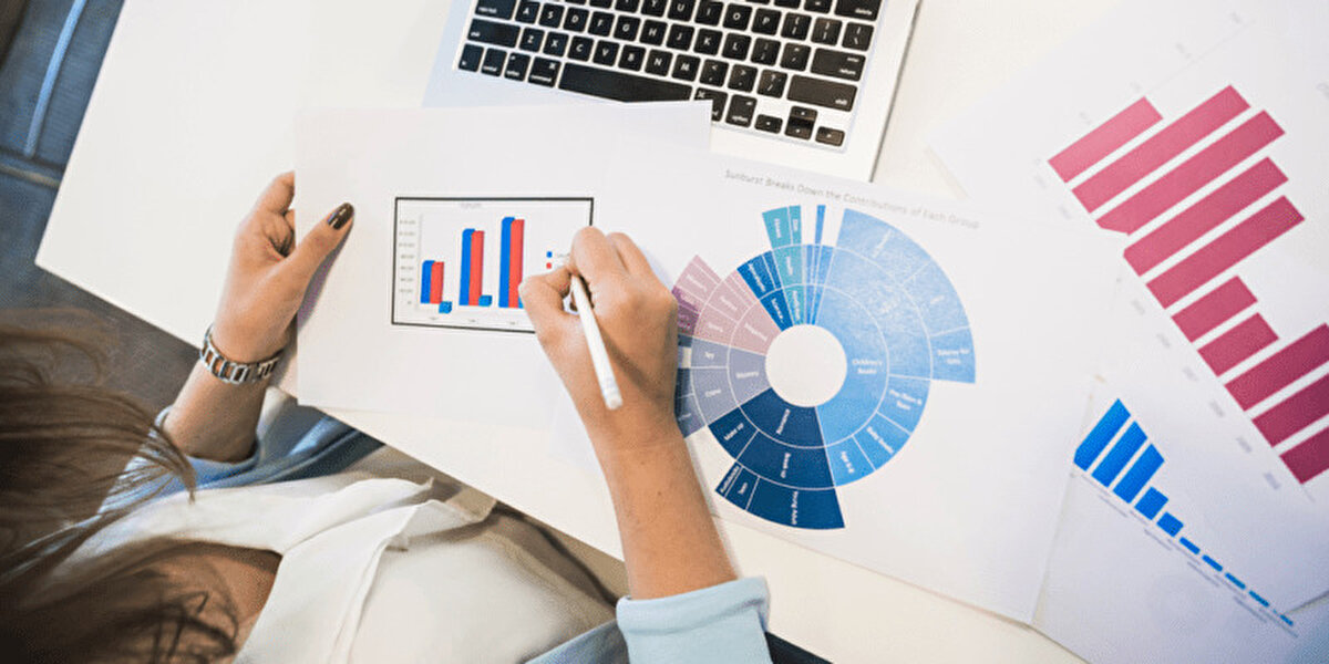 Neden popüler?<br><br>Yaratıcı fikirlerle markalara değer katma imkânı sunuyor.<br><br>Esnek ve uzaktan çalışma fırsatları oldukça yaygın.<br><br>Sürekli yeniliklerin olduğu dinamik bir ortam sağlıyor.<br><br>Gereken beceriler: İçerik üretimi, sosyal medya yönetimi, SEO bilgisi, Google Analytics gibi analiz araçlarına hâkimiyet ve reklam stratejisi geliştirme.<br><br>Dijital pazarlama, Z kuşağının teknoloji ve yaratıcılığı bir arada kullanabileceği, aynı zamanda yüksek gelir potansiyeline sahip alanlardan biri olarak ön plana çıkıyor.