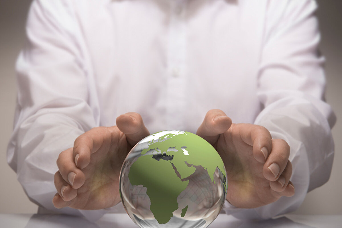 Neden popüler?<br><br>Çevreye ve topluma katkı sağlamak gençlerin motivasyonunu artırıyor.<br><br>Dünyada giderek artan çevre bilinci, bu alandaki iş fırsatlarını çoğaltıyor.<br><br>Geleceğe umutla bakmayı sağlayan anlamlı bir meslek olarak öne çıkıyor.<br><br>Gereken beceriler: Çevre yönetimi, sürdürülebilirlik raporlaması, enerji verimliliği, atık yönetimi ve proje geliştirme.<br><br>Z kuşağı için sürdürülebilirlik danışmanlığı, hem dünyayı daha yaşanabilir kılmak hem de kendi kariyerlerinde tatmin edici bir yol izlemek anlamına geliyor.