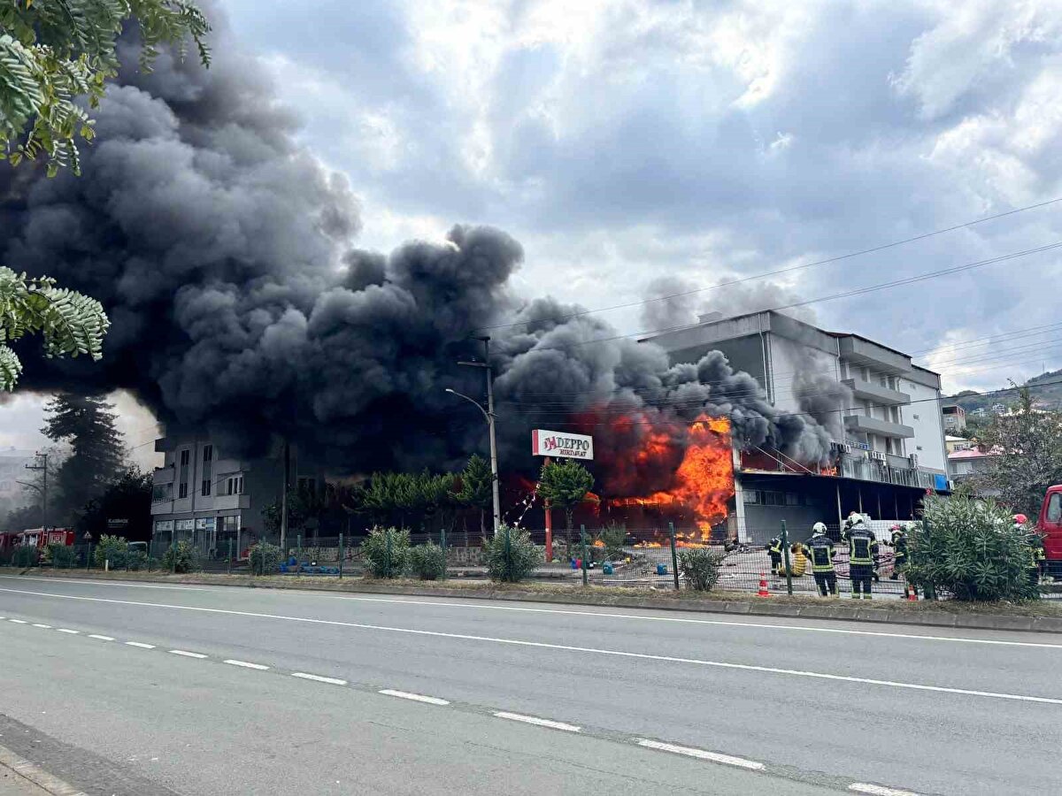 Ekipler tarafından bir süre kontrol altına alınan yangın öğle saatlerinde depo içinde farklı noktalara sıçrayınca yangın yeniden alevlenerek tüm AVM’yi sardı.