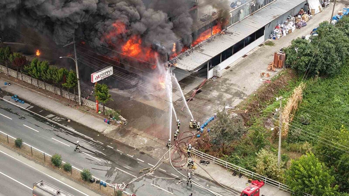 Alınan bilgiye göre, gece saatlerinde Darıca mahallesindeki ‘Deppo’ isimli alışveriş merkezinin depo kısmında bilinmeyen bir nedenle yangın çıktı. Yangın nedeniyle yoğun siyah dumanlar gökyüzünü kaplarken, yangına Büyükşehir Belediyesi İtfaiye Dairesi Başkanlığı’na bağlı 15 araç ve 55 personel müdahale etti.
