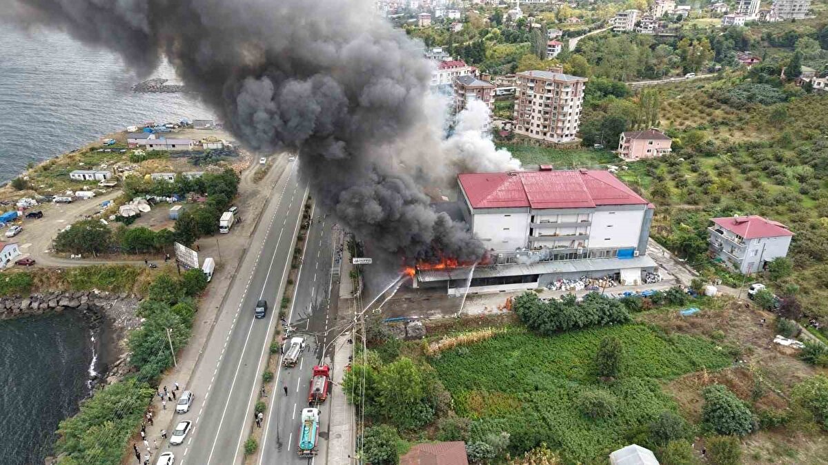 Trabzon’un Akçaabat ilçesinin Darıca mahallesinde ’Deppo’ isimli alışveriş merkezinde yangın söndürme çalışmaları sırasında yangın yeniden alevlendi, alevler tüm binayı sardı.