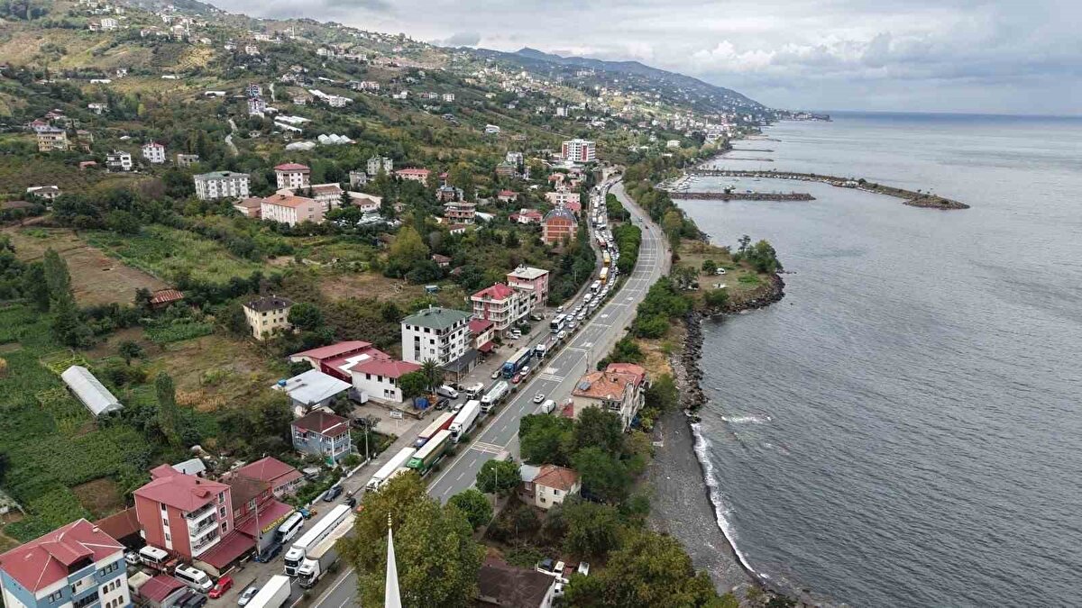 Yangın nedeniyle Karadeniz Sahil Yolu da ulaşıma kapatılırken, yangın söndürme çalışmaları güçlükle sürdürülüyor.