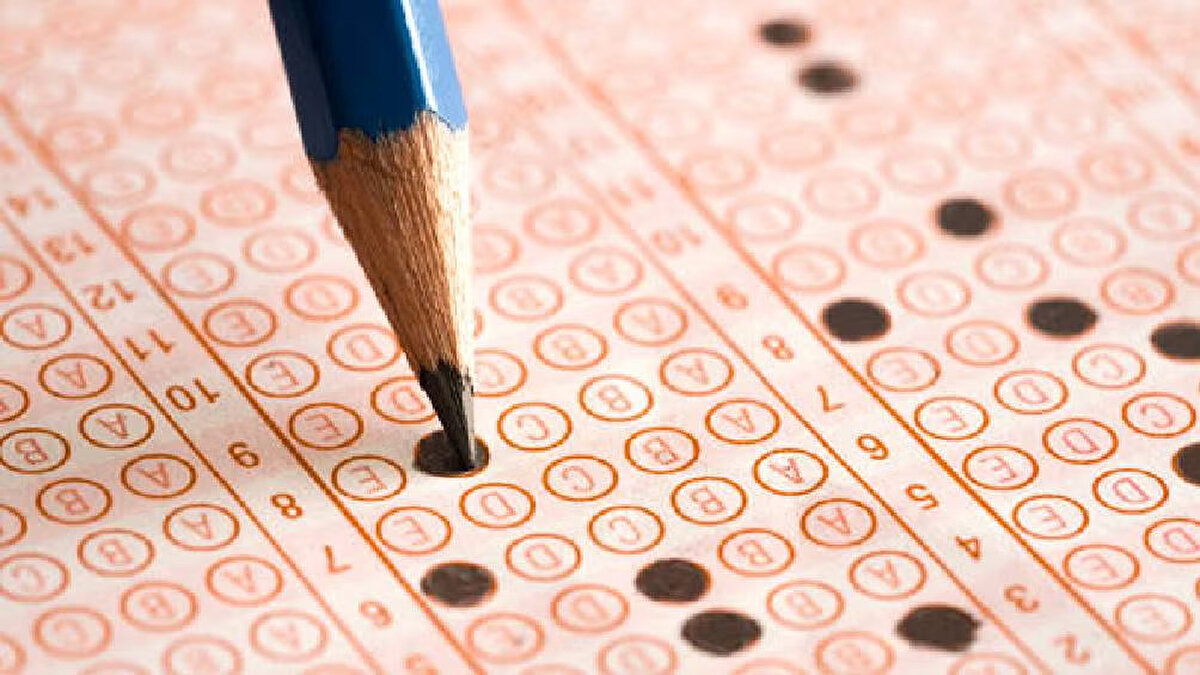 Yerleştirme işleminde adaylar puanlarına ve tercih sıralarına bakılmak suretiyle kadro ve pozisyonlara yerleştirilecek. Daha yüksek puanlı adaylar yerleştirildikten sonra, adayın birinci tercihine yerleşemeyen aday ikinci tercihine, ikinci tercihine yerleşemeyen aday üçüncü tercihine yerleştirilmeye çalışılacak; yerleştirme işlemi bu şekilde devam edecektir. Bir adayın son tercihine de daha yüksek puanlı adaylardan biri yerleştirildiği takdirde bu aday herhangi bir kadro veya pozisyona yerleşememiş olacak.<br><br>Tercih işlemlerinin ilk günü itibarıyla 65 yaşını doldurmuş olanlar (9 Temmuz 1960 ve öncesi tarihte doğanlar) bu yerleştirme için tercih yapamayacaklardır.